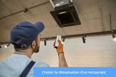 un technicien installe une climatisation dans un resto