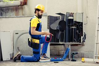 branchement d'un manometre par le technicien
